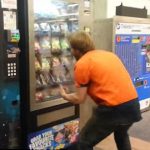 飴が欲しい男性、自動販売機におちょくられてブチ切れ、駅で暴れまくる！！