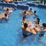 中国の暑さ対策！プールの中でマージャンをする！海外の反応「夏を楽しんでいるな」