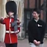 アジア系の観光客が英国王室近衛兵に無礼な行為を働く！！！海外の反応「アジア系はいつもヘラヘラして、くだらないことをするよな」