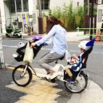 東京西麻布で自転車の前後に子供を乗せ、電話をしながら運転する母親の画像に対する海外激怒！「何を考えているんだ！」