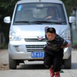 １．８トンの車を引っ張って動かす中国の怪力少年が話題に