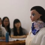 ロボット講師が講義を行う大学が中国で誕生！ パワポで講義を行い、学生の質問にも答えるという万能感！ 海外の反応「人間の細かい感情を理解できるロボットでないと教職は無理だろ」