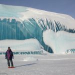 まるで津波が凍ったような状態の氷塊が南極で見つかる