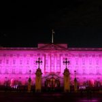 乳がん検診キャンペーンでピンク色にライトアップされるロンドンの街並み