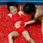 中国でスイカのプールで遊ぶ子供たちに批判殺到！海外の反応「食べ物を粗末にしやがって」