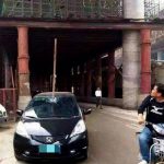 中国で日本車の上にいきなり鉄棒が降ってくる事故が発生！ なお、あと数ｃｍずれていたら運転手は串刺しになっていた模様……。海外「中国人に安全意識を求めてはいけない」