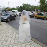 渋滞で来ない花婿を待つか可哀想な花嫁