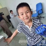 交通事故で左手を失った少年の６歳の誕生日に、医師たちから贈られたプレゼントに中国ネット民も感動！！！「生涯忘れられない誕生日プレゼントだな」