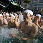 日本の神社で寒中水浴大会が開かれたことに対する海外の反応