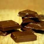 定期的にチョコレートを食べることは脳機能を高めます！