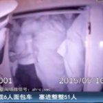 中国で６人乗りの車に５１人の労働者を詰め込んで、建設現場まで運ぼうとした運転手が逮捕される！海外の反応「サスペンションが壊れるだろ」