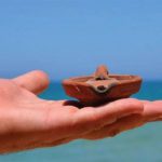 地中海のビーチで発見された900歳のアラジンの魔法のランプ