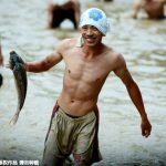 素手魚釣りコンテストが開催される！！！ 泥に入って鯉をつかまえる人々を見て海外「食べ物が大好きなんだな」