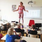 自分の身体で人体構造を説明する女性教師