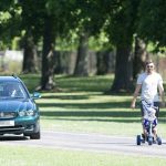 エリザベス女王は毎週自分で車を運転して教会に通っているらしい！海外の反応「自動運転なんだろ」