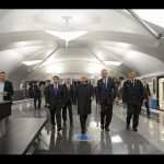 ロシアの新しい地下鉄の駅を視察する、プーチン大統領
