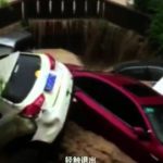 中国で大洪水が発生！重慶市では車がゴミのように流される！海外の反応「おそろしい」