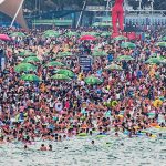 １３万人の海水浴客、残される５０トンのゴミ、恐るべき中国の海水浴