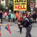 キリスト教過激派が同性婚に反対デモ中に、虹色の旗を持った少女が立ちふさがる！！！海外の反応「勇気ある子供だ」