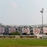 中国の国家体育場が全面禁煙となり、周囲に禁煙の垂れ幕が大量に掲げられる！ 海外の反応「空気自体が汚染されているんだから、禁煙しても健康にならないと思う」