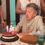 １０２歳のアメリカ人女性の誕生日会で起こった出来事「この日のために練習したんだろう」