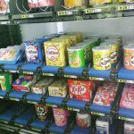 日本のお菓子の自動販売機を見て外国人が衝撃を受ける！！！「日本は自動販売機がありすぎて、景観を損なっている」