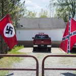 庭先にナチスの旗とアメリカ南部軍の国旗を掲げる家が地元で話題に！ 黒人地位向上協会「とても悪い行いです」海外の反応「自分の家の中で何をしようが勝手だ」