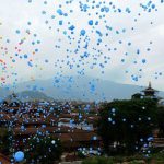 ネパールの首都カトマンズで地震の犠牲者の追悼が行われる！！！海外の反応「ネパールが復活することを望むよ」