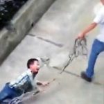 中国で宿題をせずに遊び呆ける息子にブチ切れた父親、息子の首に縄を縛りつけ、３０ｍも引きずり回す！ 海外の反応「もう少しやり方があるだろ」