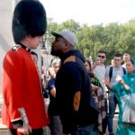 イギリス王室の衛兵をおちょくりまくって乱闘になる動画が公開される！！！海外の反応「逮捕されるだろ」