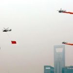 国慶節　上海の空を飛ぶ警察ヘリ