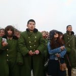 50年代の軍服で日の出を待つ人たち