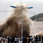 台風に襲われる中国国民の様子！！！海外の反応「中国の建築物は台風に耐えられないだろう」