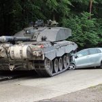 ドイツでイギリス陸軍の戦車が民間人が乗った車を轢き潰す事故を起こす！！！ 海外の反応「戦車の止め方もしらないやつに、路上で戦車を運転させるなよ」