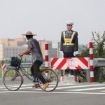 中国の危険な道路に設置された驚くべきものに人民が震え上がる！海外の反応「いいアイディアだ」