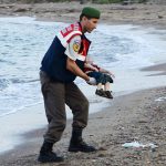 トルコの海岸に打ち上げられた幼い子供の遺体。シリア難民父親の悲しみ