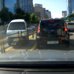 【韓国】これあ無理だ！　反対車線からトラックが突っ込んできて衝突
