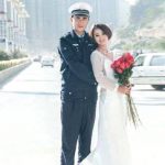 忙しい交通警察官の結婚記念写真