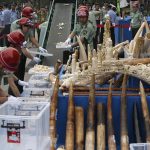 中国で押収された象牙の作品５億４千万円分が、見せしめのために公衆の面前で粉々に粉砕される！！！ 海外「粉砕された象牙は漢方薬にでも使用するのか？」