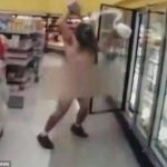 スーパーに全裸で現れ、商品の牛乳を体にぶっかけ、叫びながら走り回るユー・チューバー！！！海外の反応「脳みそが無いんだろう」