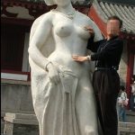 銅像の乳を揉むアホ旅行者