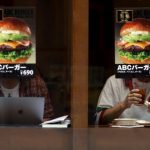 東京秋葉原のハンバーガーショップの広告の位置が秀逸と話題に！ 海外の反応「客に値段をつけているのか？」