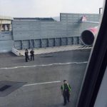 ニューヨークの空港で旅客機の主翼が壁に接触