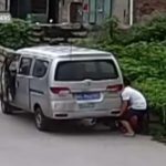 中国動画　ミニバンに子供が挟まれ、みんなが力を合わせて救助
