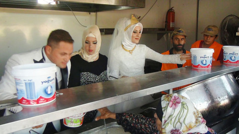 bride-groom-feed-refugees-wedding-2