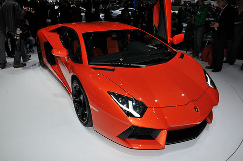 800px-2011LamborghiniAventador