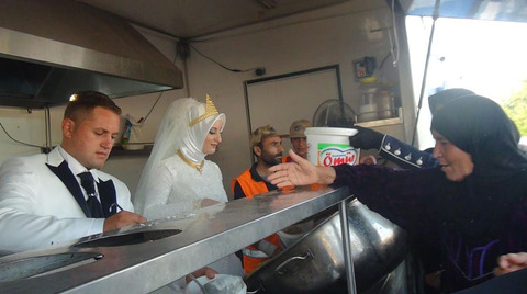 bride-groom-feed-refugees-wedding-3