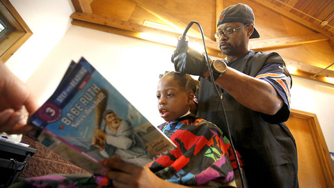 barber-free-haircut-read-books-1